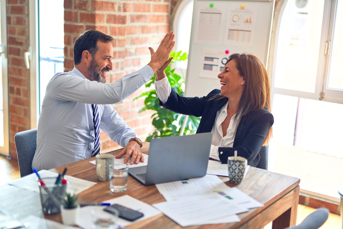 Twee collega's geven elkaar een high-five