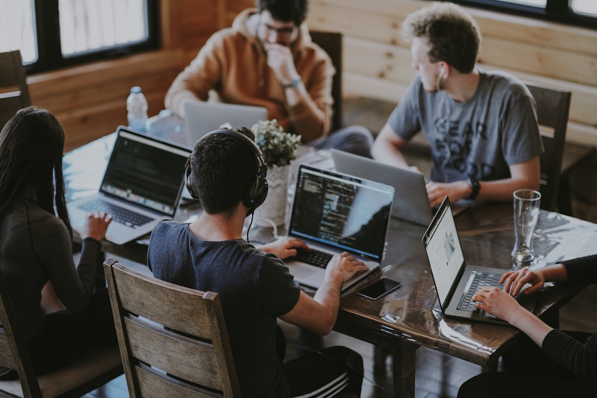 Klein team werkt samen aan laptops